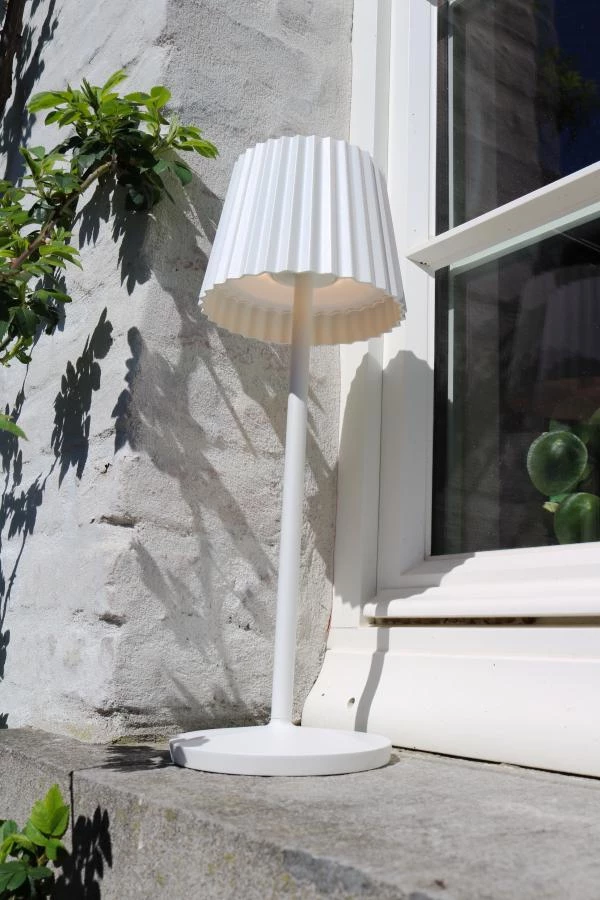 Lucide JUSTINE - Lampe de table Rechargeable Intérieur/Extérieur - Batterie/Piles - LED Dim. - 1x2W 2700K - IP54 - Avec station de charge sans fil - Blanc - ambiance 2